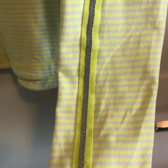 Yellow Lululemon run top size 6 with quilted shoulder and elbow detail - Picture 4 of 5